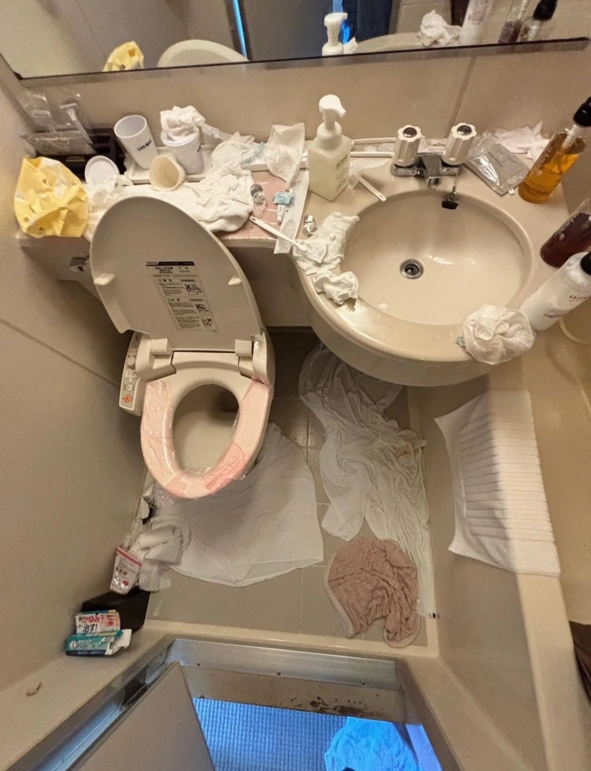 홋카이도 삿포로의 한 게스트하우스에서 일하는 한 남성은 23일 소셜미디어(SNS)에서 “젊은 중국인 여성 관광객 두 명이 체크아웃한 방은 쓰레기장이었다”라며 관련 사진을 올렸다. 2026.1.23 스레드