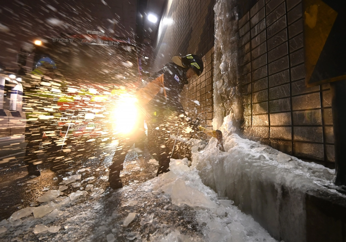 도로 결빙 우려… 지하차도 고드름 제거