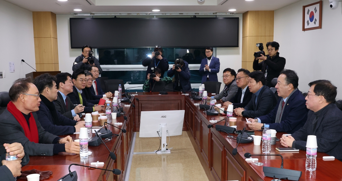 국민의힘 초재선모임인 ‘대안과미래’ 소속 의원들이 20일 서울 국회 의원회관에서 모임을 갖고 얘기를 나누고 있다. 2026.1.20. 연합뉴스