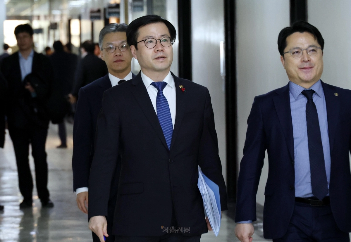 도널드 트럼프 미국 대통령이 26일(현지시간) 소셜미디어 트루스소셜에 올린 ‘한국산 제품 관세 인상’ 메시지와 관련해 27일 여한구 산업통상부 통상교섭본부장이 소관 국회 상임위원회에 설명하기 위해 산업통상자원중소벤처기업위원회 위원장실로 향하고 있다. 오른쪽은 문신학 산업부 1차관. 안주영 전문기자