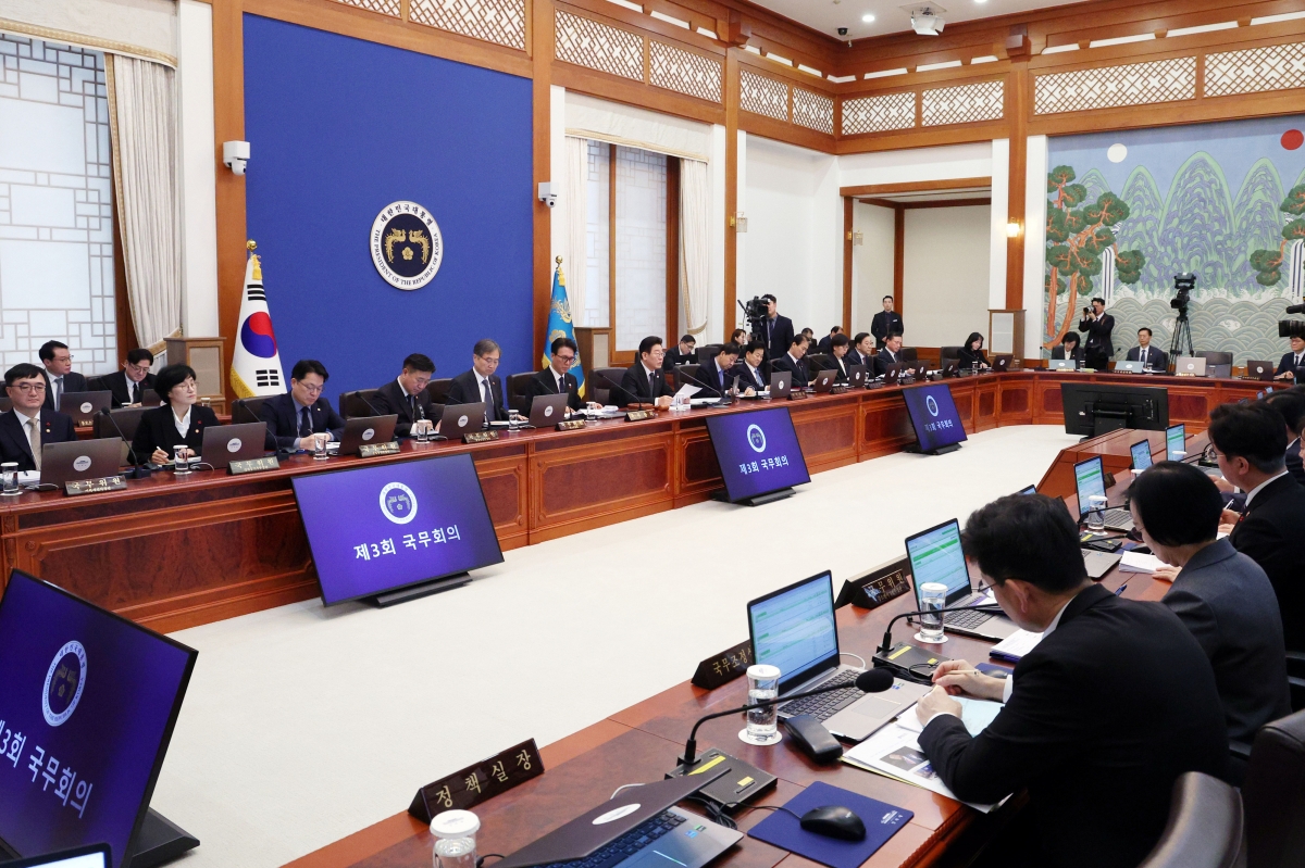 이재명 대통령이 27일 청와대에서 열린 국무회의에서 발언하고 있다. 이 대통령은 “비정상적으로 부동산에 집중된 자원 배분 왜곡을 반드시 바로잡아야 한다”며 부동산 시장 정상화 의지를 거듭 강조했다. 뉴스1