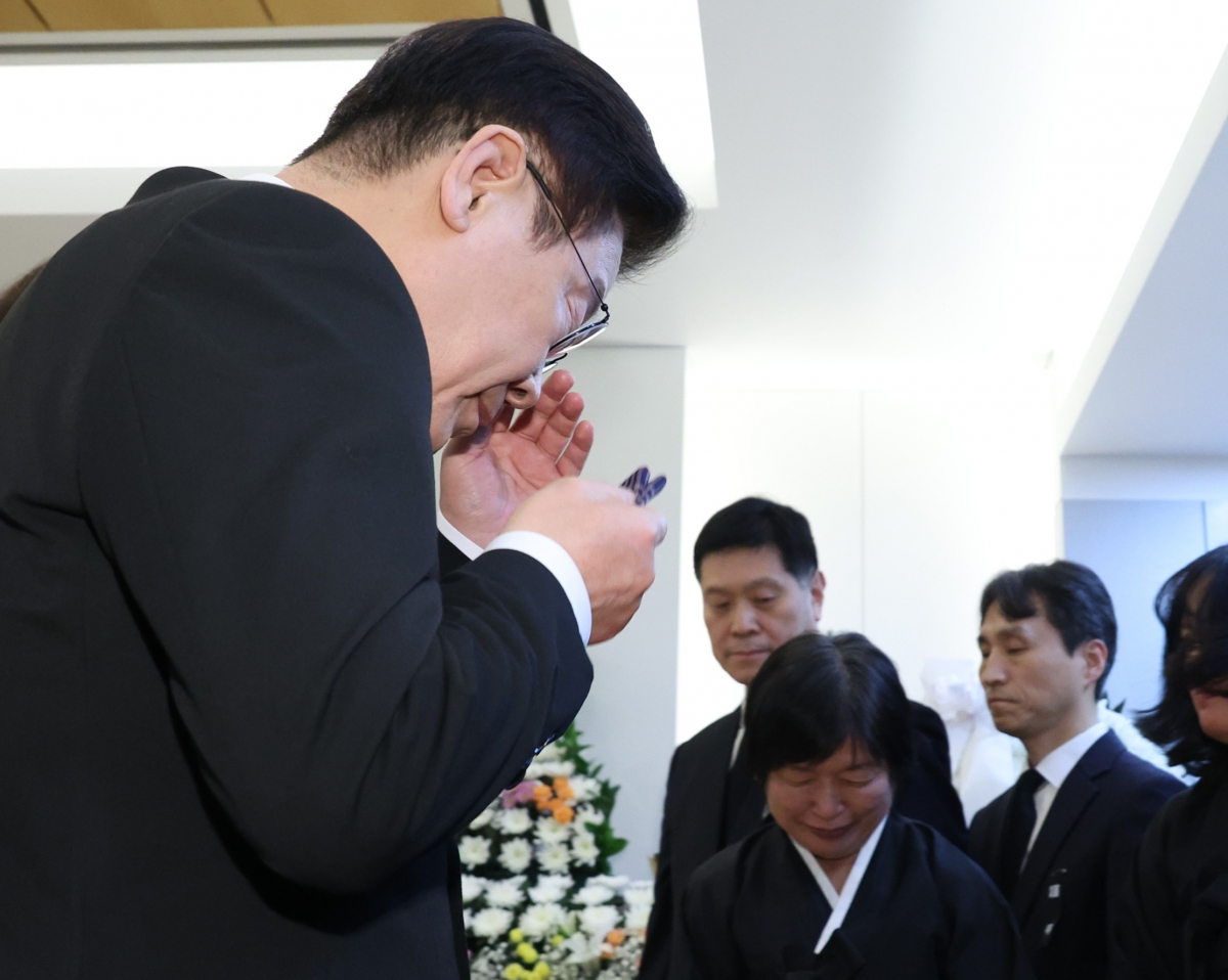 눈물 닦는 이재명 대통령