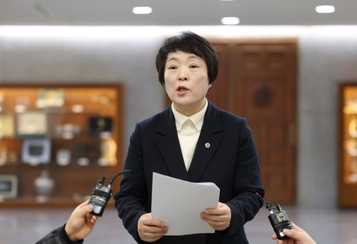 신동원 서울시의회 윤리특별위원회 위원장이 27일 서울시의회에서 김경 시의원에 대한 제명 의결 후 브리핑하고 있다.  연합뉴스