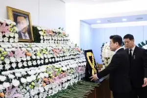 이해찬 영정 앞에서 눈물 훔친 李… 국민훈장 무궁화장 추서