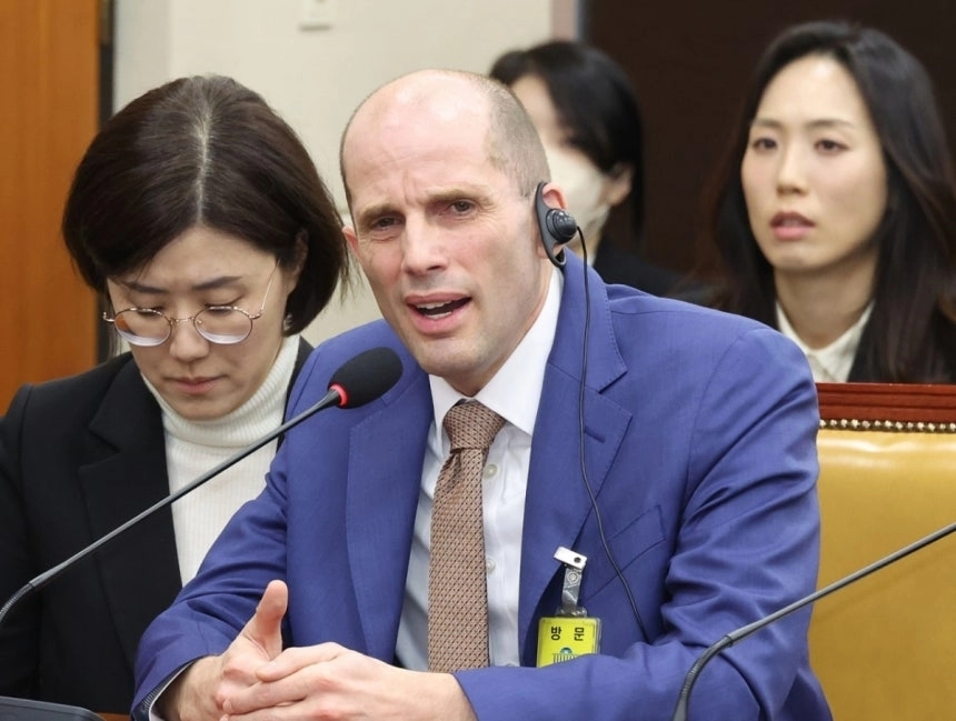 해롤드 로저스 쿠팡 한국 임시대표가 지난해 12월 31일 국회에서 열린 쿠팡 침해사고 및 개인정보 유출, 불공정 거래, 노동환경 실태 파악과 재발방지 대책 마련을 위한 연석 청문회에서 의원 질의에 답변하고 있다. 뉴시스