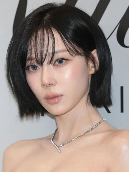 에스파 윈터가 27일 서울 강남구 신사동 킬리안 파리 도산 플래그십 스토어에서 열린 ‘킬리안 파리’(KILIAN PARIS) 도산 플래그십 스토어 오픈 기념 행사에 참석해 포즈를 취하고 있다. 2026.1.27<br>뉴스1