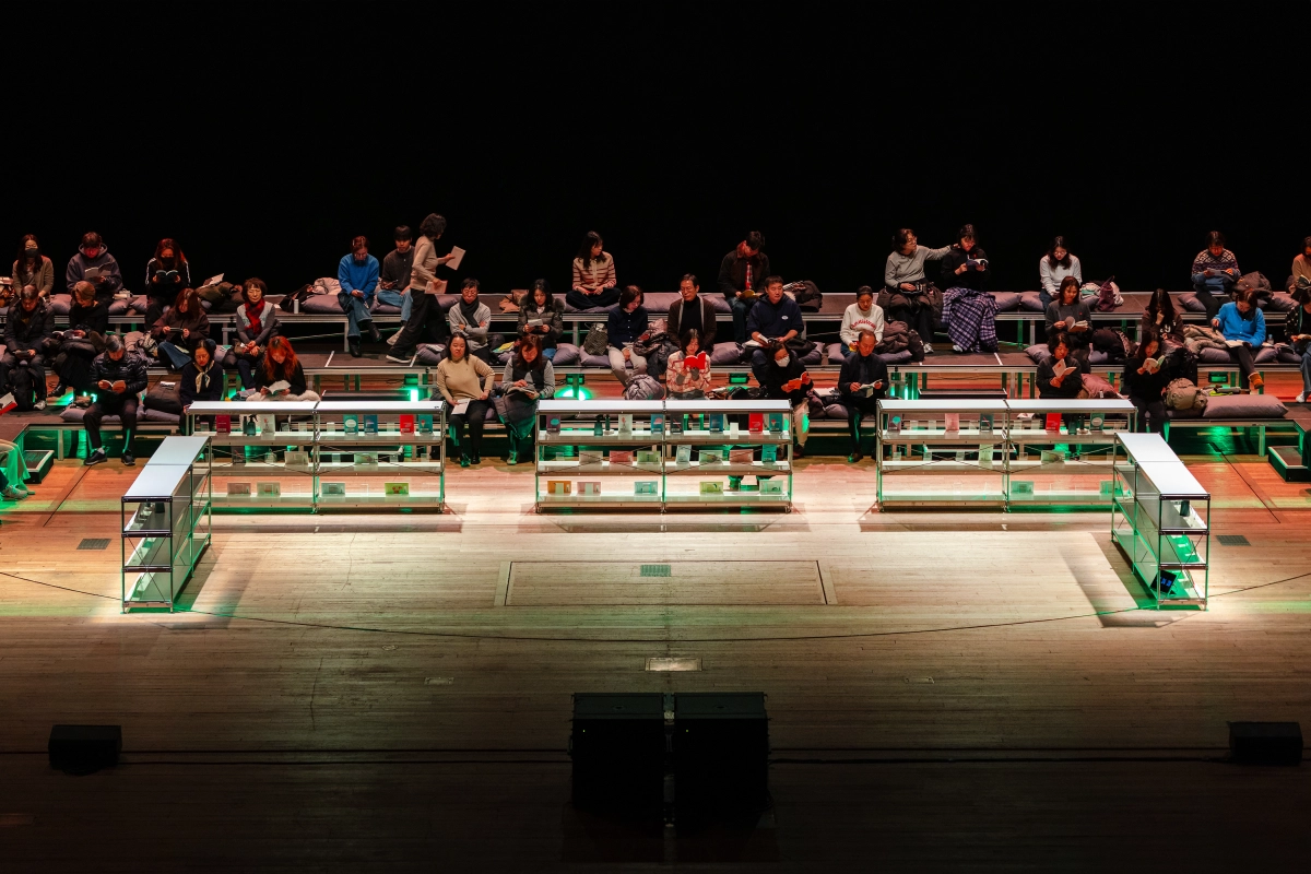 ‘문학동네시인선’ 시집들이 전시된 서울 세종문화회관 대극장 무대에 앉은 관객들이 자유롭게 시를 읽고 있다. 관객에게 새로운 극장 경험을 제공하고자 세종문화회관이 기획한 ‘리딩＆리스닝 스테이지’ 프로그램으로 최근 젊은 세대 사이의 ‘텍스트힙’ 열풍을 반영했다. 세종문화회관 제공