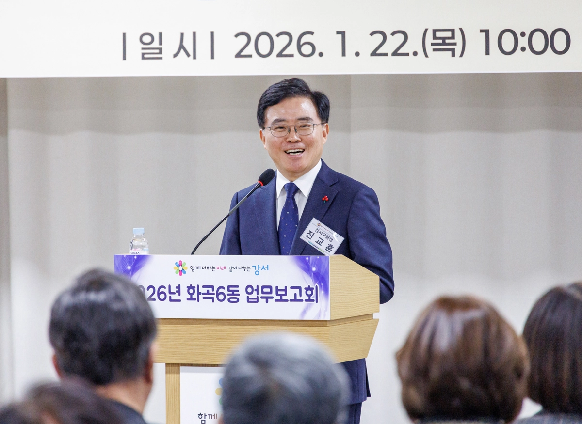 진교훈 서울 강서구청장이 지난 22일 화곡6동 주민센터에서 열린 ‘신년 동 업무보고회’에서 주민들의 질문에 답변하고 있다. 강서구 제공