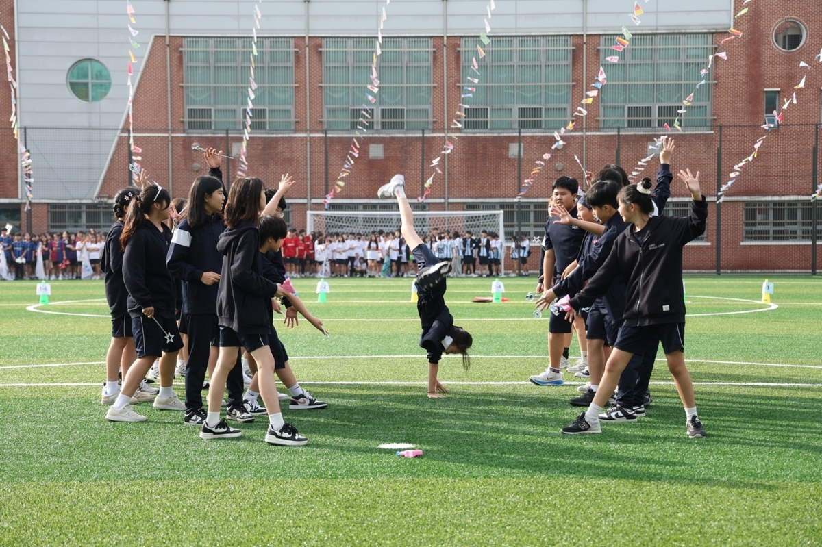 마포구 신수중 학생들이 새로 깔린 인조잔디 위에서 즐거운 여가 시간을 보내고 있다.  마포구 제공