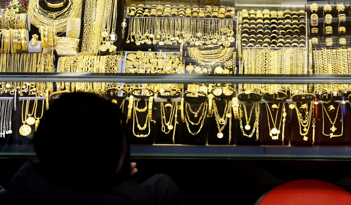 금값이 사상 처음으로 온스당 5100달러 선을 돌파한 27일 서울 종로구 한 금은방에서 한 시민이 골 제품을 살펴보고 있다. 26일(현지 시간) 파이낸셜타임스(FT), CNBC 등에 따르면 국제 금 현물 가격은 전장 대비 2.4% 오른 온스당 약 5102달러에 거래되며 최고치를 기록했다. 뉴욕상품거래소에서 2월 인도분 금 선물은 전 거래일보다 2.1% 오른 온스당 5082.50달러에 마감했다. 2026.01.27. 뉴시스