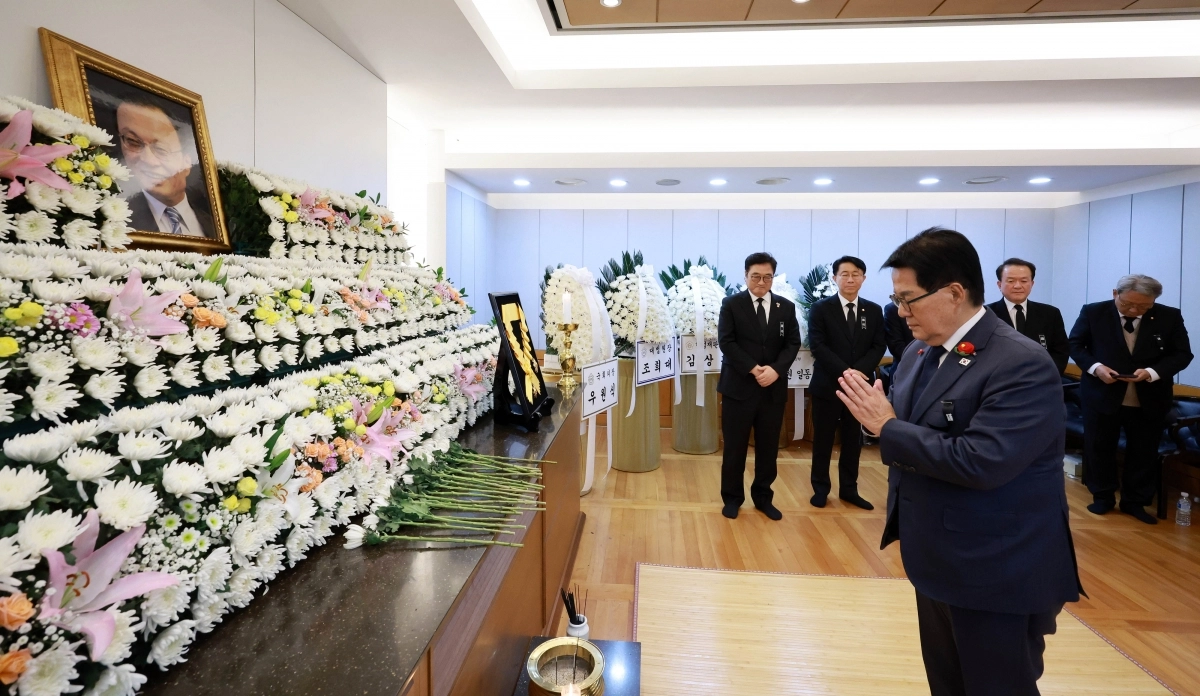 더불어민주당 박지원 의원이 지난 27일 서울 종로구 서울대학교병원 장례식장에 마련된 이해찬 전 국무총리의 빈소를 찾아 조문하고 있다. 2026.1.27. 사진공동취재단