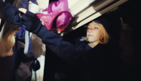 할리우드 배우 시드니 스위니(29)가 자신의 속옷 브랜드 광고를 위해 로스앤젤레스(LA) 명물 할리우드(Hollywood) 사인에 무단 침입해 속옷들을 장식하듯 걸어 늘어뜨린 사실이 알려져 논란이 일고 있다. 인스타그램 캡처