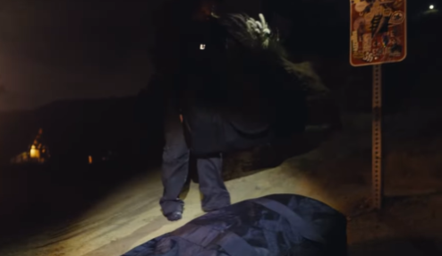 할리우드 배우 시드니 스위니(29)가 자신의 속옷 브랜드 광고를 위해 로스앤젤레스(LA) 명물 할리우드(Hollywood) 사인에 무단 침입해 속옷들을 장식하듯 걸어 늘어뜨린 사실이 알려져 논란이 일고 있다. 인스타그램 캡처