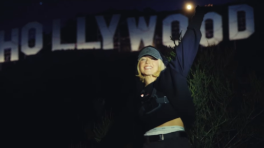 할리우드 배우 시드니 스위니(29)가 자신의 속옷 브랜드 광고를 위해 로스앤젤레스(LA) 명물 할리우드(Hollywood) 사인에 무단 침입해 속옷들을 장식하듯 걸어 늘어뜨린 사실이 알려져 논란이 일고 있다. 인스타그램 캡처