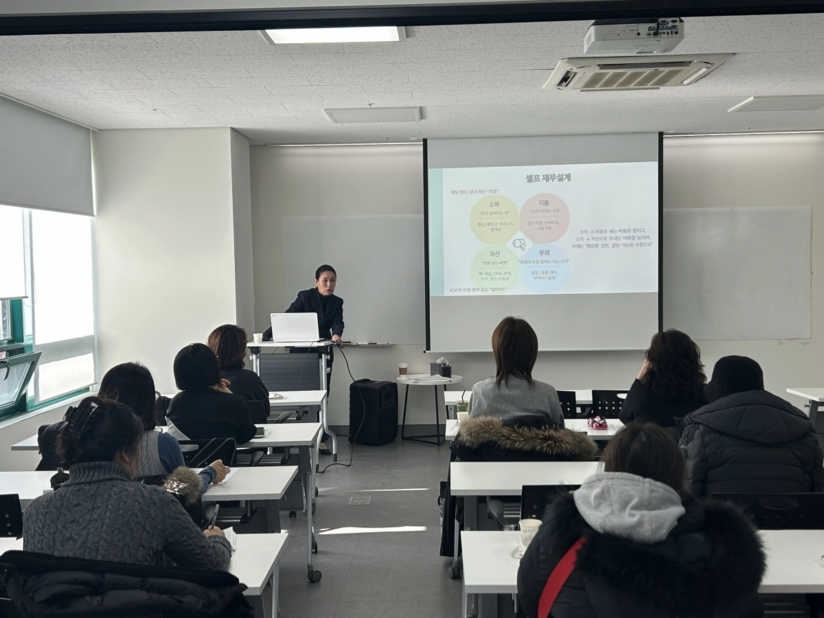 이수경 경제라이프아카데미 대표가 2026년 1월 13일 서울 강북구 평생학습관에서 생애주기맞춤 ‘재무건강검진’을 주제로 주민 대상 수업을 진행하고 있다. 강북구 제공