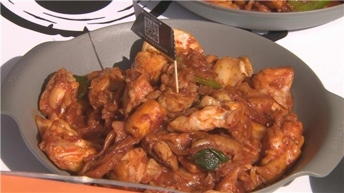 춘천시의 대표 미식축제인 ‘막국수닭갈비축제’에서 판매하는 닭갈비. 춘천시 제공