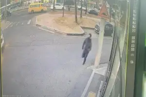 정류장 서 있는데 갑자기 ‘묻지마 폭행’→중상… CCTV 속 가해자 모습 보니