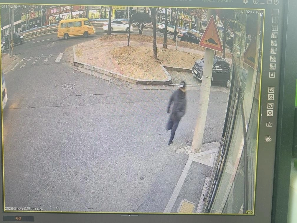 경북 구미의 한 버스정류장에서 40대 여성이 ‘묻지마 폭행’을 당해 치아가 4개 손상되는 등 중상을 입었다. 사진은 가해자가 범행 후 도주하는 모습. 보배드림 캡처