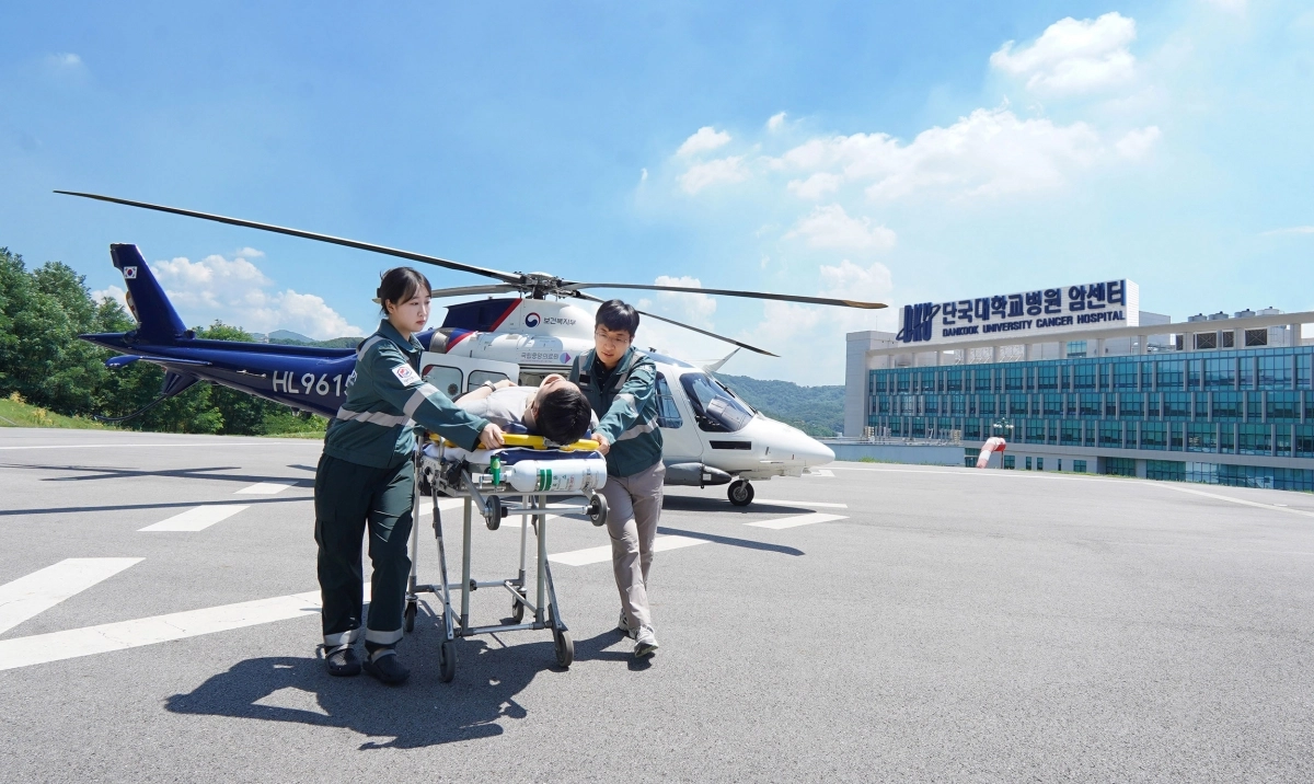 단국대병원 의료진이 닥터헬기에서 환자를 이송하고 있다. 단국대병원 제공