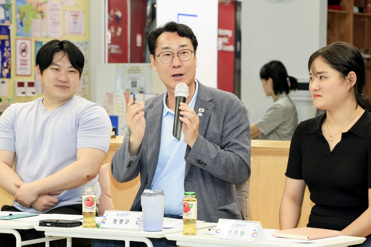 정명근 화성시장이  2025년 6월 ‘청년과의 소통 간담회’에서 청년들과 자유롭게 의견을 나누며 청년정책의 필요성과 방향성에 대해 설명하고 있다. (화성시 제공)