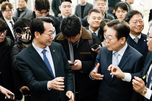 이재명 더불어민주당 대표와 정명근 화성시장이 2025년 2월 수출기업들의 애로사항을 들은 뒤 해결 방안을 논의하고 있다. (화성시 제공)