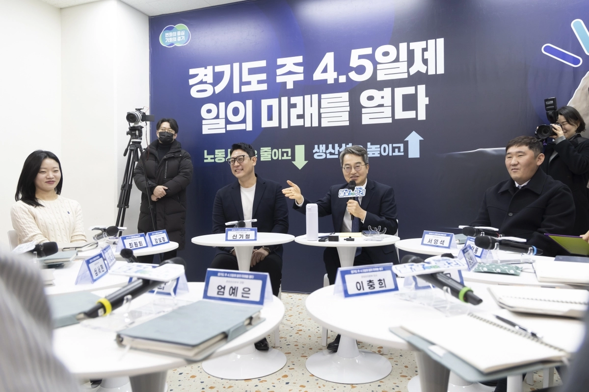 민생경제 현장투어(달달버스)의 마지막 일정으로 구리시를 찾은 김동연 지사가 주 4.5일제 시범사업 기업인 ㈜3에스컴퍼니를 찾아 임직원들과 대화를 나누고 있다. (경기도 제공)