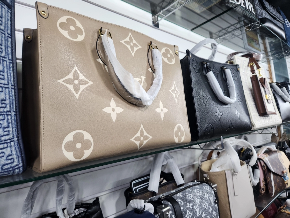 지식재산처 상표경찰이 부산 일대에서 적발한 위조 상품 판매 비밀 매장. 지식재산처 제공