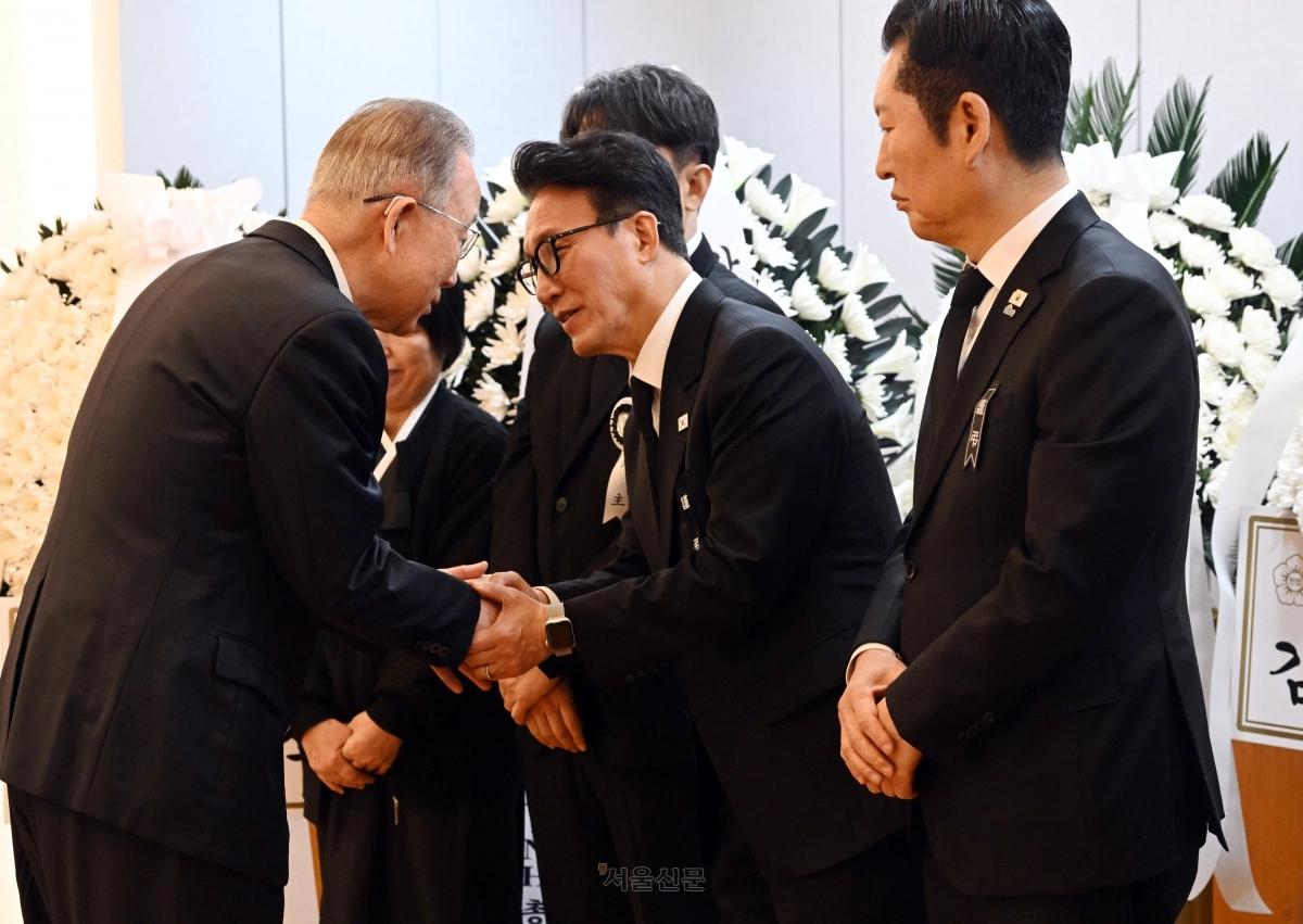 반기문 전 유엔사무총장이 28일 오전 서울 종로구 서울대학교병원 장례식장에 마련된 故 이해찬 전 국무총리의 빈소에서 조문을 하고 김민석 총리, 정청래 더불어민주당 대표와 인사하고 있다. 사진공동취재단