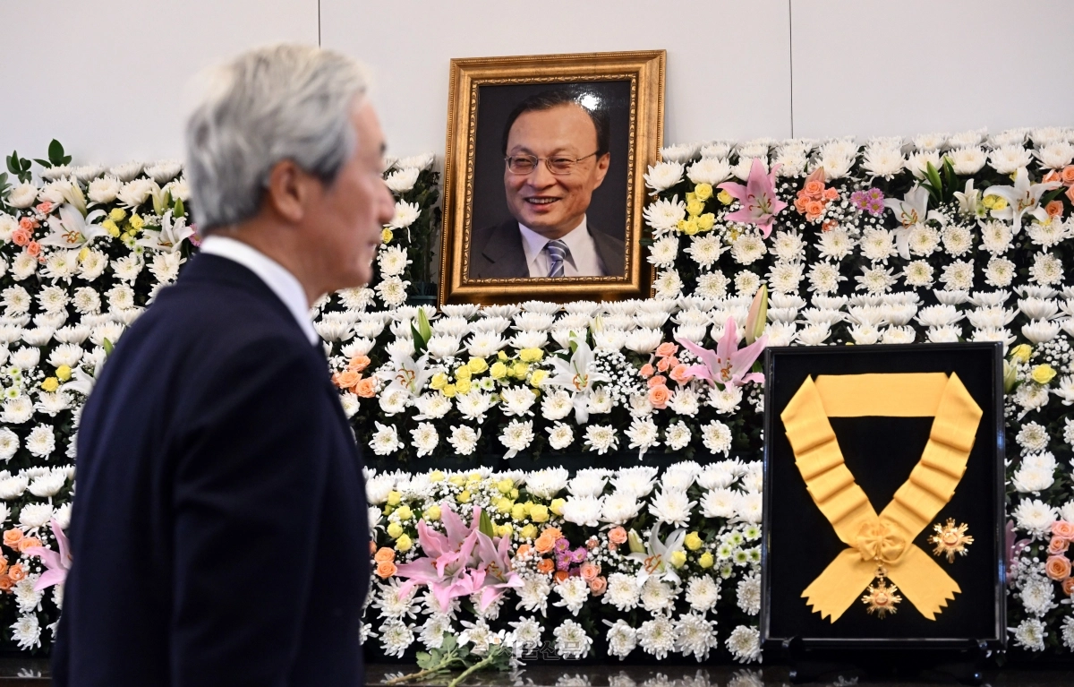 정몽준 아산재단 이사장이 28일 오전 서울 종로구 서울대학교병원 장례식장에 마련된 故 이해찬 전 국무총리의 빈소에서 조문하고 있다. 사진공동취재단