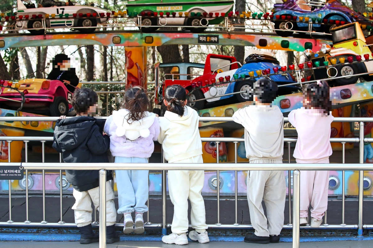 제주도가 학업과 취업을 병행하는 만 24세 이하 청소년부모의 경제적 부담을 덜고 자립을 지원하기 위해 자립촉진수당을 도입한다. 사진은 대구 한 테마파크를 찾은 어린이들의 모습. 뉴스1