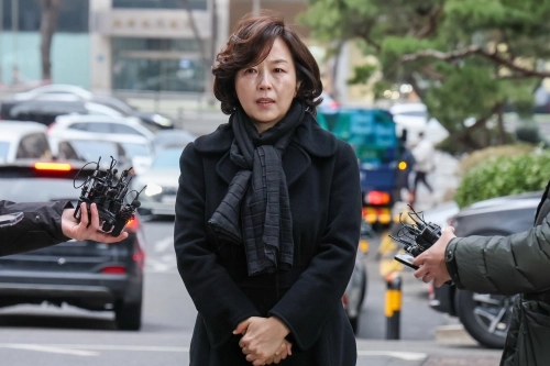 ‘공천 헌금’ 의혹을 받는 김경 서울시의원이 지난 15일 마포구 서울경찰청 광역수사단 공공범죄수사대에서 피의자 신분으로 경찰 조사를 받기 전 취재진 질문에 답하고 있다.  뉴스1