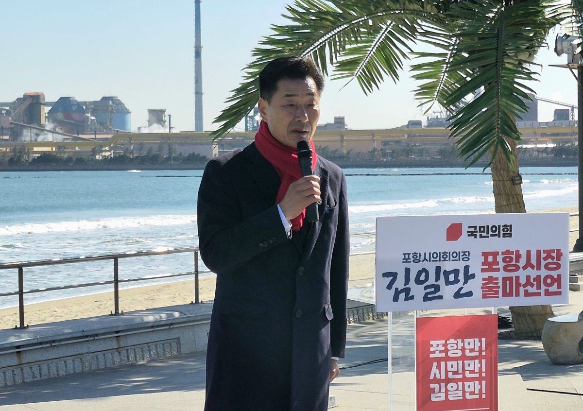 김일만 경북 포항시의회 의장이 28일 포항 송도해수욕장에서 기자회견을 하고 있다. 김일만 포항시의회 의장 제공