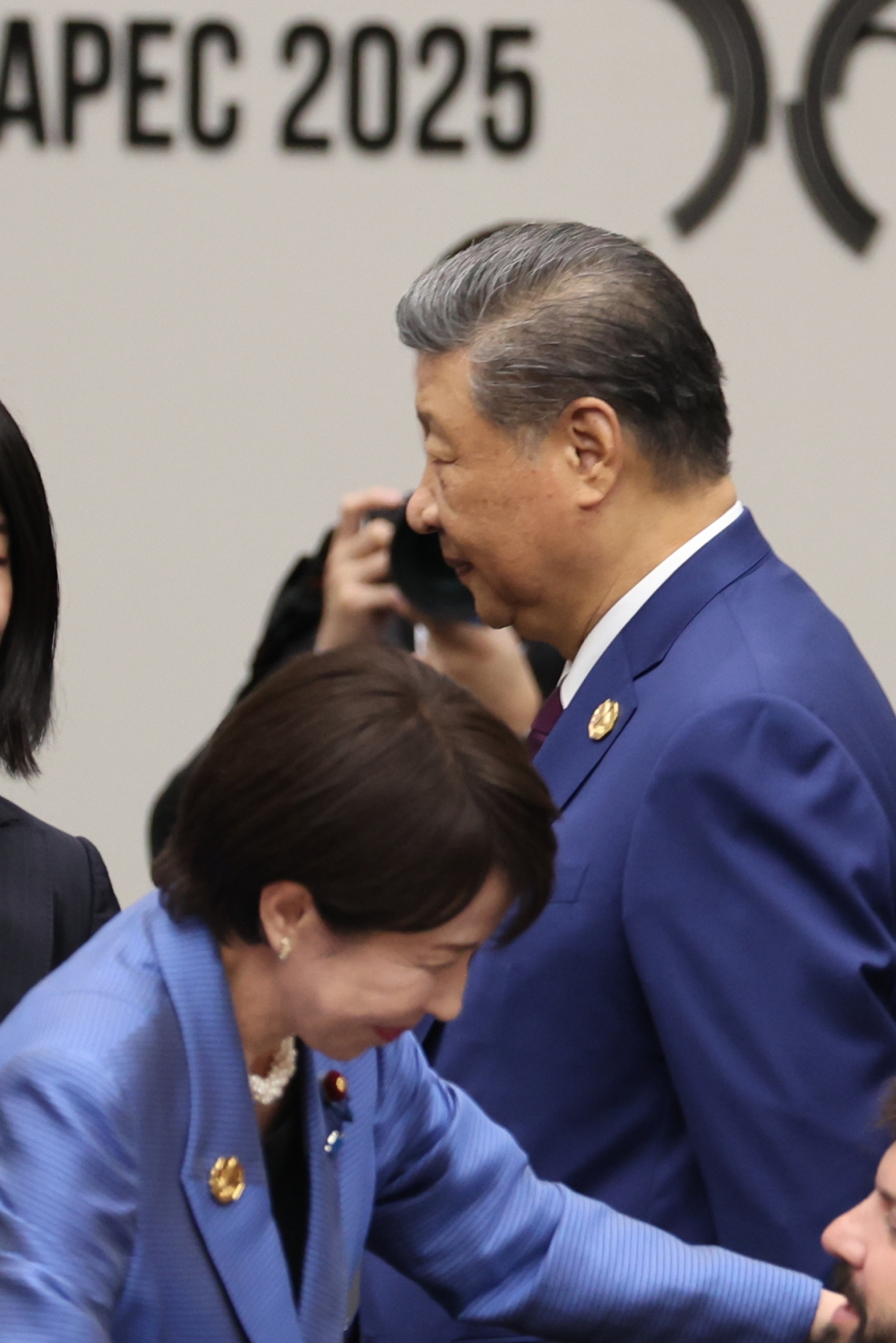 (경주=연합뉴스) 특별취재단 = 시진핑 중국 국가주석(위)과 다카이치 사나에 일본 총리가 1일 경북 경주화백컨벤션센터(HICO)에서 열린 2025 아시아태평양경제협력체(APEC) 정상회의 제2세션에 참석하고 있다. 2025.11.1