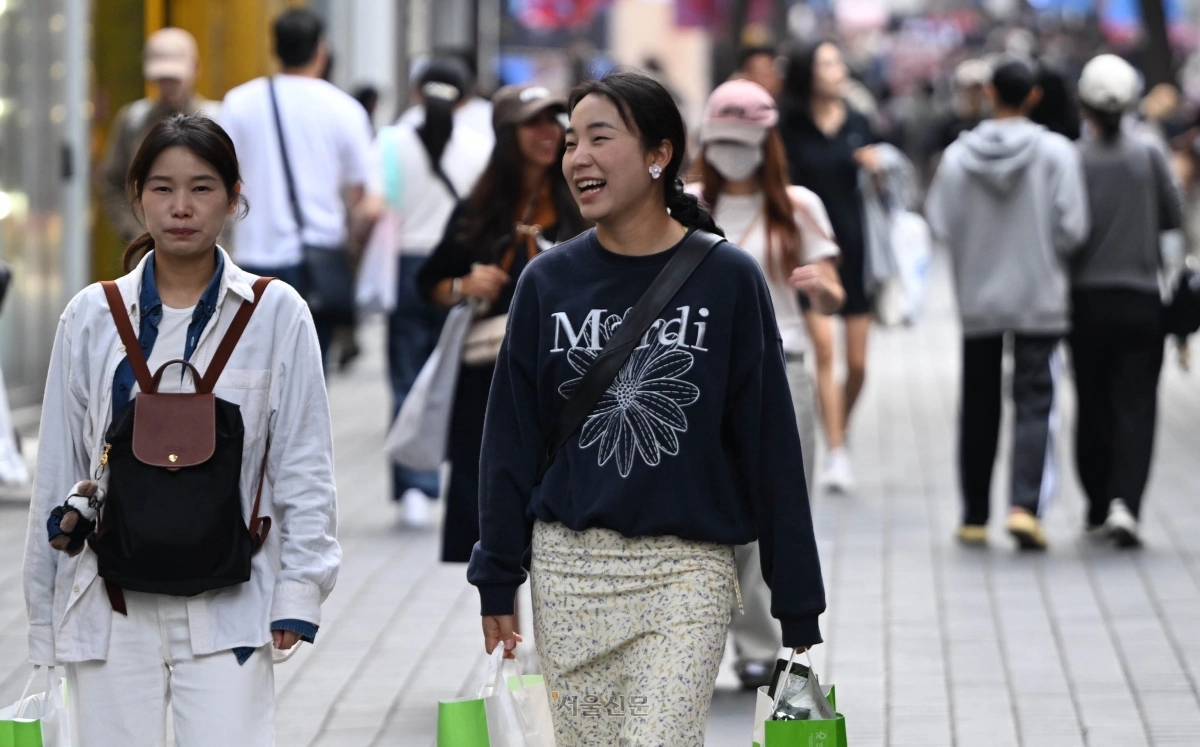 중국인 단체 관광객이 무비자 입국 허용 다음 날인 30일 서울 중구 명동 거리에서 관광객들이 오가고 있다. 지난 29일부터 내년 6월 30일까지 국내·외 전담여행사가 모객한 3인 이상 중국인 단체관광객은 비자 없이 15일간 국내 관광을 할 수 있다. 2025.9.30 홍윤기 기자