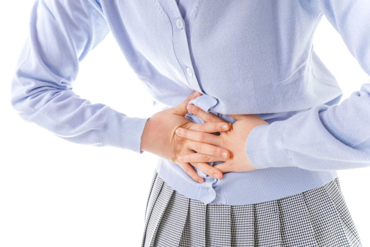 장 문제로 배를 잡고있는 여성 123rf