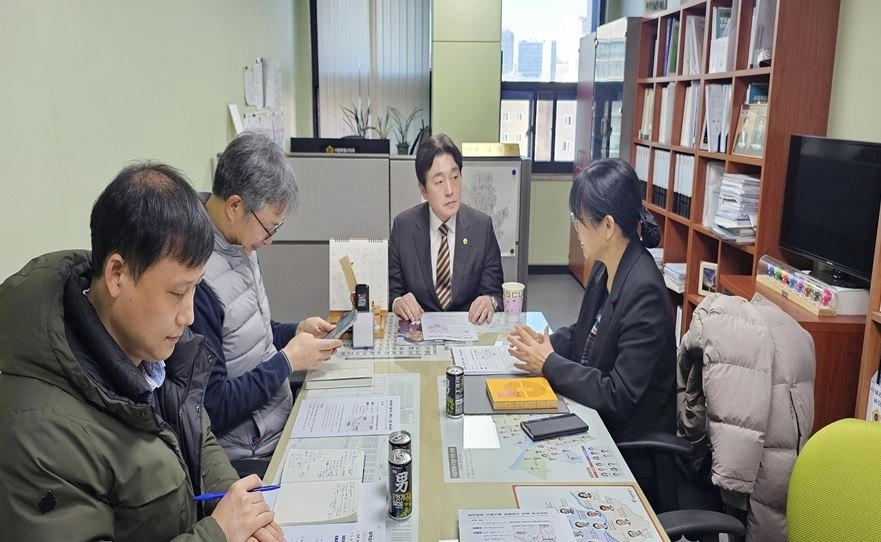 서울시가 추진 중인 새벽 시간대 자율주행버스 운행 사업과 관련해, 28일 집행부로부터 운영계획을 보고 받는 김성준 의원(가운데)