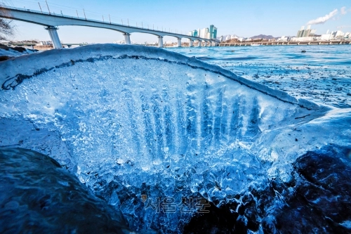 계속된 추위에 얼어붙은 한강. 뉴스1