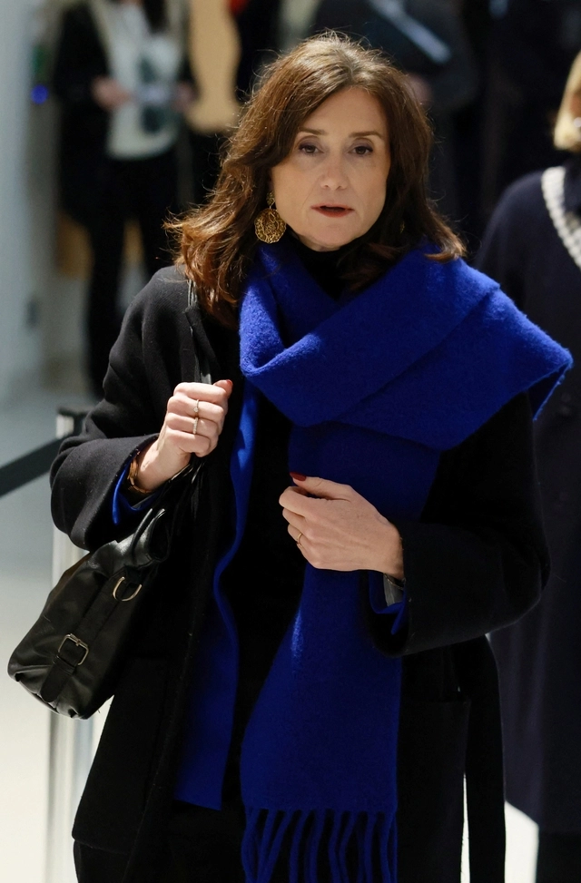 지난 26일 파리 법원에 피해자로 출석하기 위해 나온 상드린 조소(50) 프랑스 하원의원. 2026.1.28. 로이터 연합뉴스