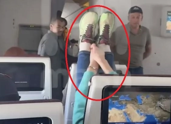 앞좌석 등받이에 발을 올려놓고 버티는 여성 승객의 모습. 뉴욕포스트 캡처