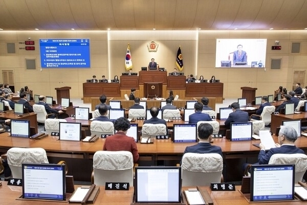 경북도의회는 28일 오후 제360회 임시회 제1차 본회의를 열고 ‘경상북도와 대구광역시 통합에 대한 의견제시의 건’을 표결에 부쳤다. 투표 결과 재석 의원 59명 가운데 찬성 46명, 반대 11명, 기권 2명으로 가결됐다. 연합뉴스