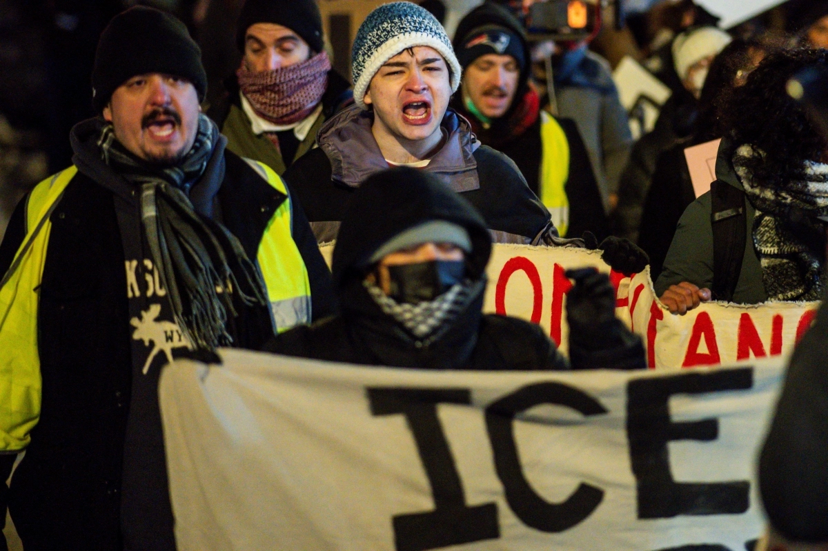 미국 뉴욕에서 27일(현지시간) 시민들이 미네소타주 이민단속 총격 사건에 반대하는 집회를 벌이고 있다.  로이터 연합뉴스