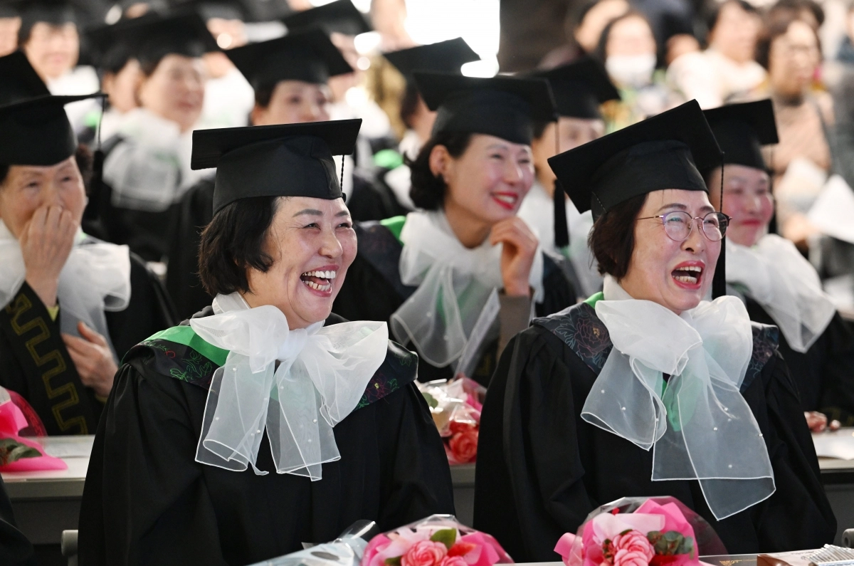 영등포 늘푸름학교 졸업생들이 28일 서울 영등포구청 별관 대강당에서 열린 졸업식에서 재학시절 활동 영상을 보며 웃고 있다. 2026.1.28 도준석 전문기자