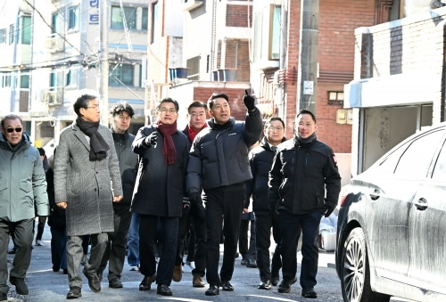 오세훈 서울시장이 28일 양천구 신정4구역을 방문해 사업 추진 상황을 점검하고 있다.   서울시 제공