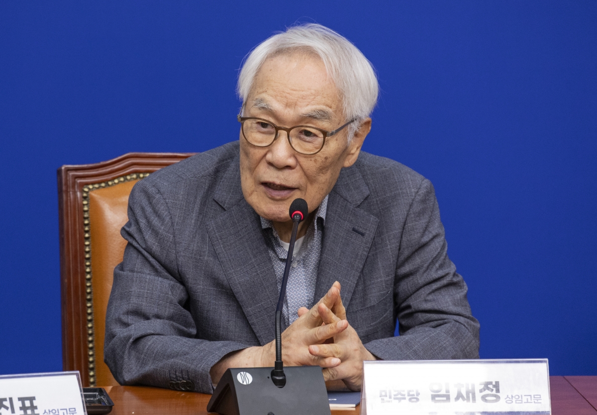 더불어민주당 상임고문인 임채정 전 국회의장이 지난해 8월 12일 국회에서 열린 상임고문단 간담회에서 발언하고 있다. 연합뉴스