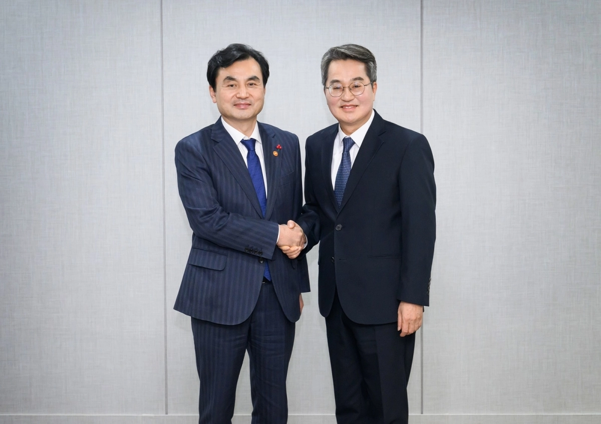 28일 오후 열린 ‘경기북부 반환공여지 개발 정부 지원방안 지방정부 의견 청취 간담회’에서 김동연 경기지사와 안규백 국방부 장관이 기념 촬영을 하고 있다. (경기도 제공)