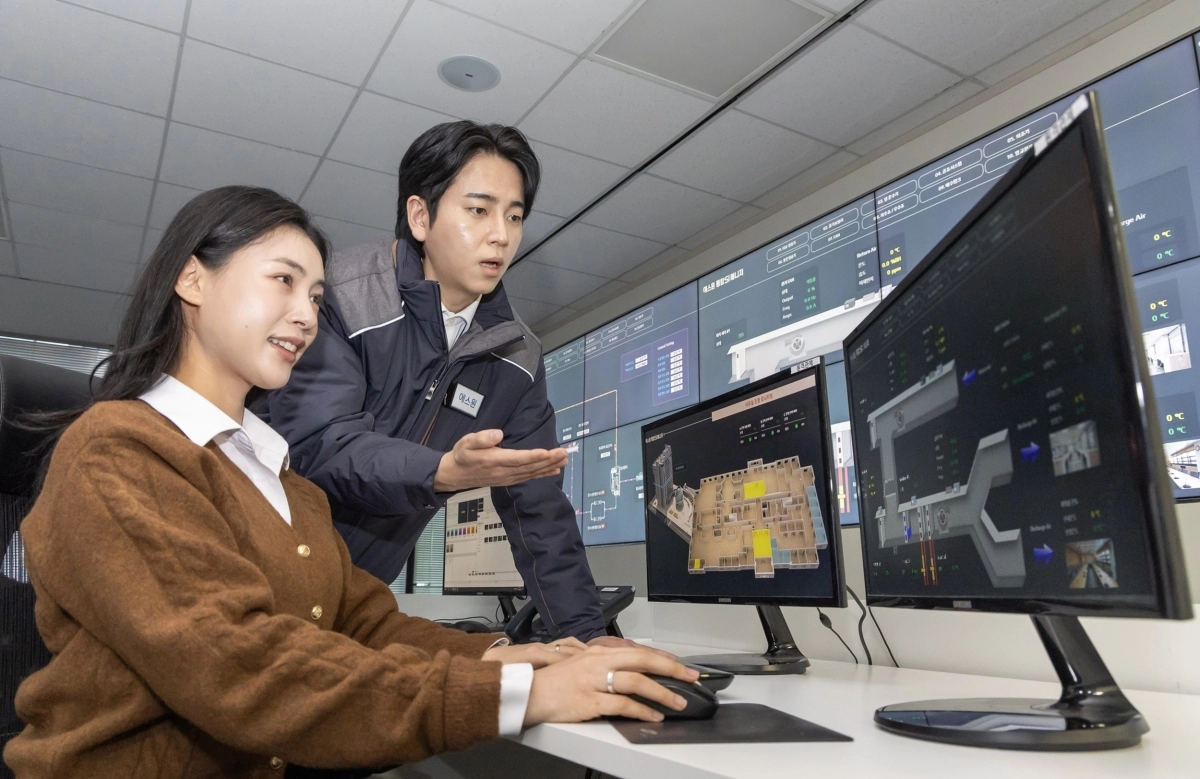 에스원 직원이 28일 인공지능(AI) 빌딩 에너지 솔루션을 활용해 건물 에너지 사용 현황을 실시간 모니터링하고 있다. 에스원 제공