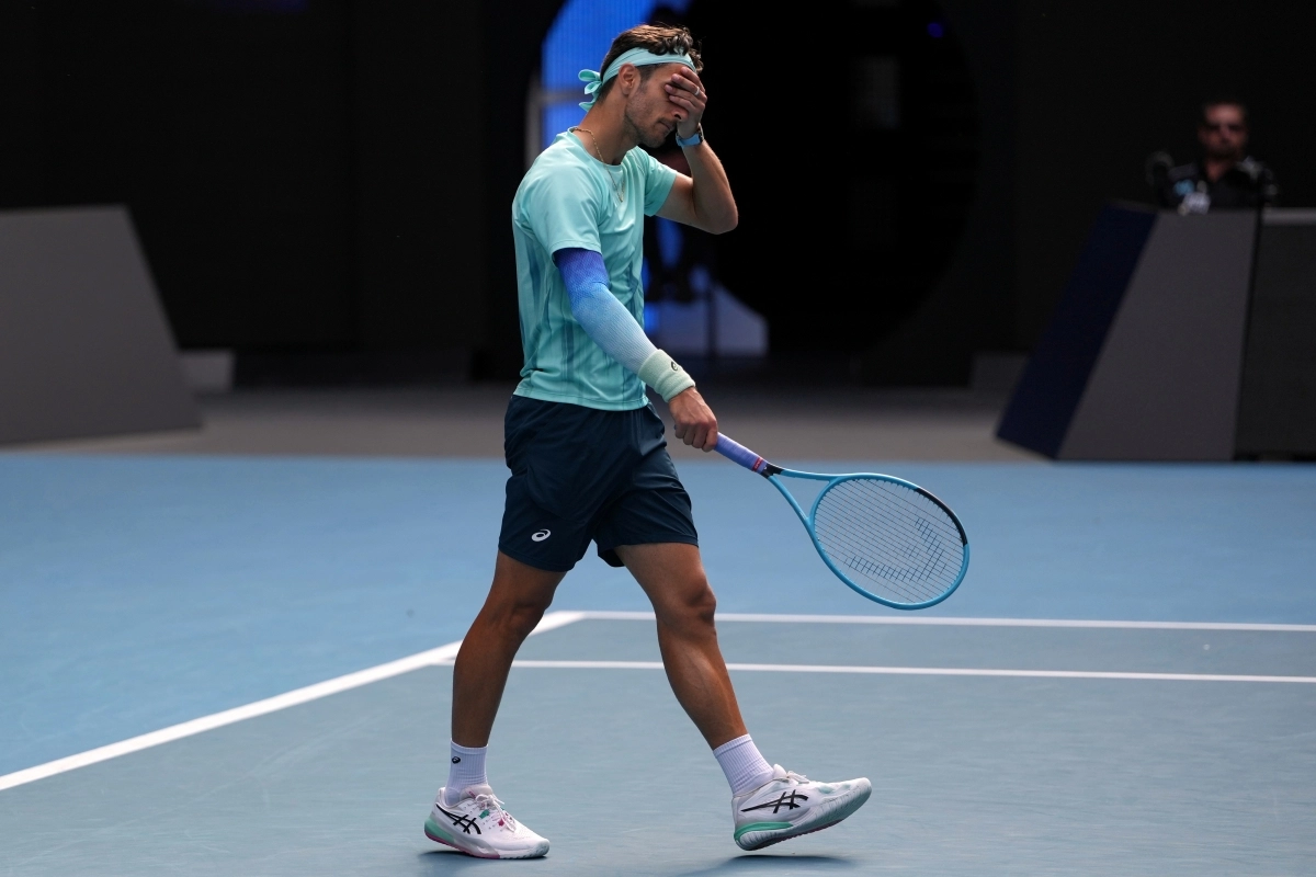 로렌초 무세티가 28일 호주 멜버른 로드 레이버 아레나에서 열린 호주오픈 테니스 대회 8강에서 기권을 선언한 뒤 아쉬워하고 있다. 2026.1.28 멜버른 AP 연합뉴스