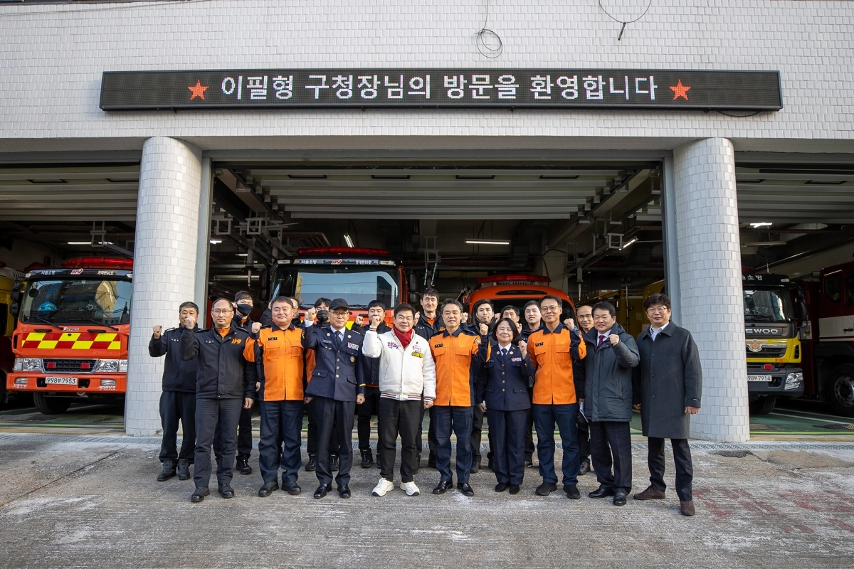 이필형(가운데) 동대문구청장인 지난 27일 동대문소방서를 찾아 소방관을 격려했다. 동대문구 제공