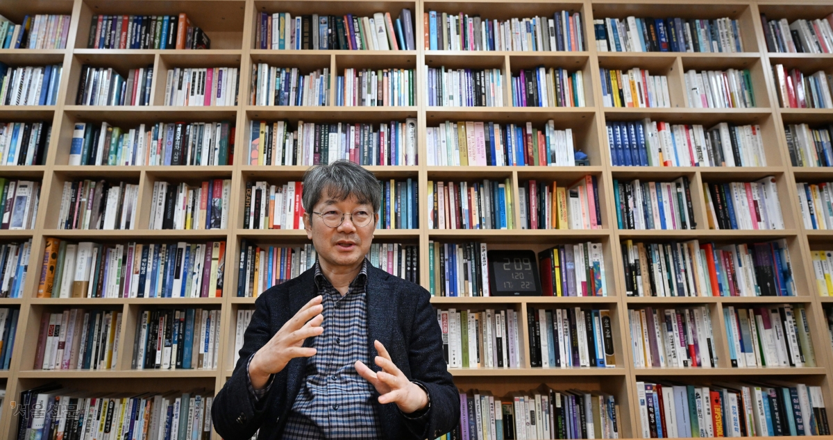 성해영 서울대 종교학과 교수는 28일 서울대 인문관에서 진행한 인터뷰에서 “과학이나 유물론만으로는 설명할 수 없는 인간 존재의 근원을 향한 종교적 물음은 인공지능(AI)이 초래한 변화가 가속화되고 있는 오늘날 더 중요해지고 있다”고 강조했다. 도준석 전문기자