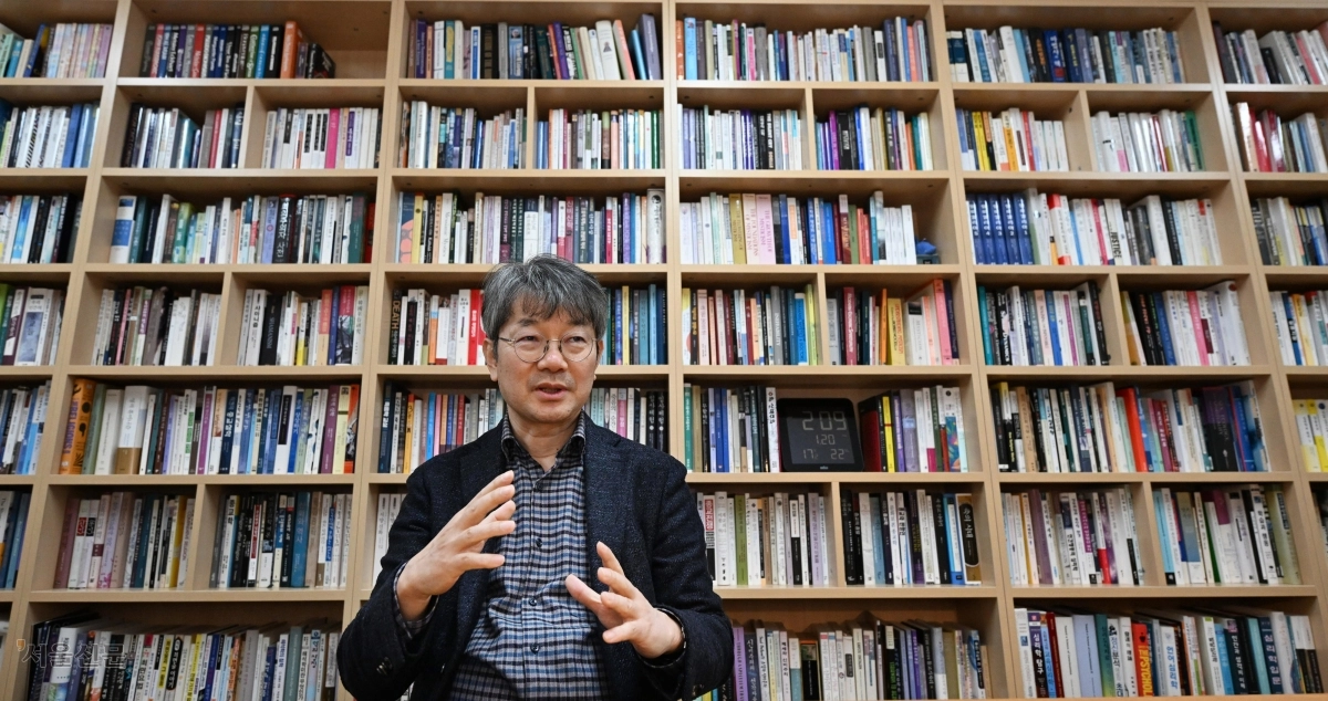 성해영 서울대 종교학과 교수는 28일 서울대 인문관에서 진행한 인터뷰에서 “과학이나 유물론만으로는 설명할 수 없는 인간 존재의 근원을 향한 종교적 물음은 인공지능(AI)이 초래한 변화가 가속화되고 있는 오늘날 더 중요해지고 있다”고 강조했다. 도준석 전문기자
